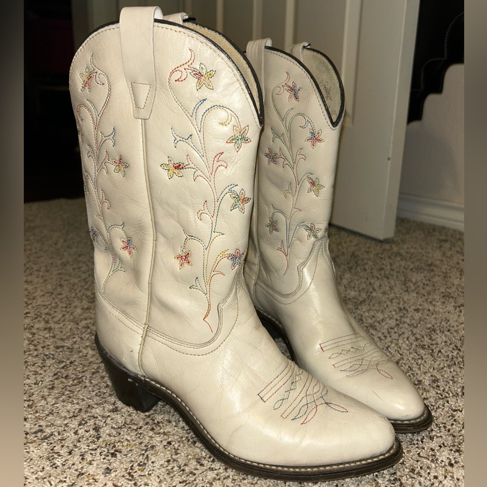 Vintage Wrangler cream cowboy boots with multicolor stitching sz 8.5 almond toe